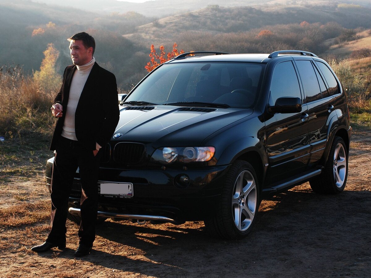 Именно BMW X5 E53 имеет неповторимую харизму. Последующие Х5 выглядят не так круто. Источник фото - https://yandex.ru/images/search?text=%D0%B1%D1%83%D0%BC%D0%B5%D1%80%202%20%D1%81%D0%BA%D0%BE%D0%BB%D1%8C%D0%BA%D0%BE%20%D1%82%D0%B0%D0%BA%D0%BE%D0%B9%20%D0%B1%D1%83%D0%BC%D0%B5%D1%80%20%D1%81%D1%82%D0%BE%D0%B8%D1%82&from=tabbar&pos=13&img_url=https%3A%2F%2Fimg3.goodfon.com%2Foriginal%2F1920x1408%2Fa%2F93%2Fbmw-x5-e53-vladimir.jpg&rpt=simage