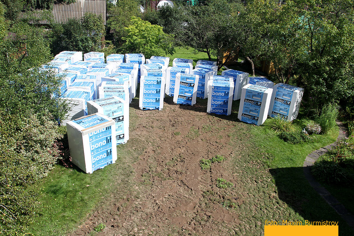 Гора блоков на лужайке заставляла наши сердца биться быстрее.