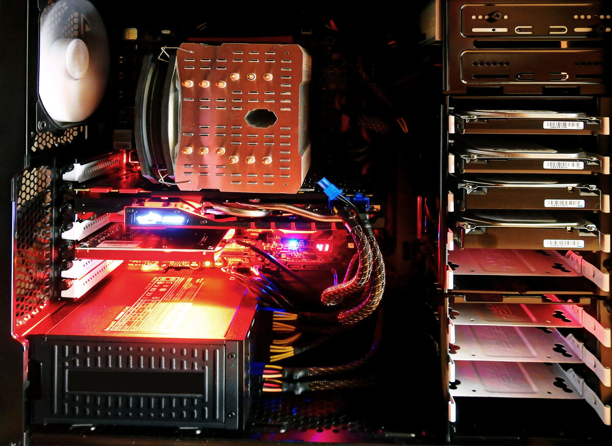 Корпус ПК изнутри.