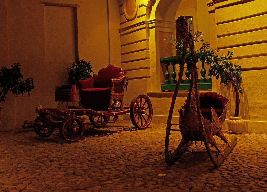 На участке Адмиралтейского острова, примыкающим к двору корабельного мастера Феодосия Скляева, между нынешней Миллионной улицей и набережной Невы в 1712 году были выстроены Свадебные палаты Петра I, расположившиеся на проходившей тогда примерно в середине квартала Верхней набережной.