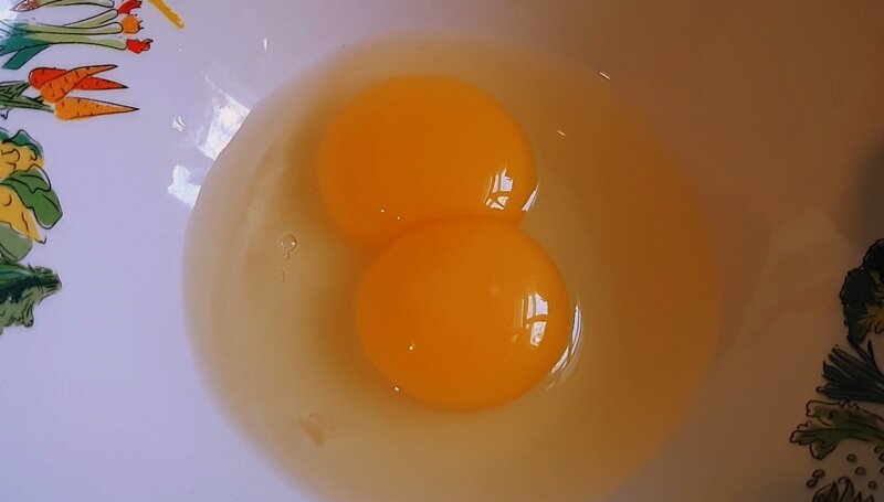 Два желтка примета. Яйцо с двумя желтками. Двухжелтковое яйцо. Что то в яйце попалось голубого цвета. Курица снесла яйцо всё желтое внутри и жидкое.