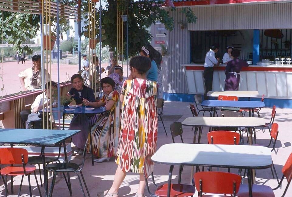 Кафе мороженое, сколько было радости, после купашек посидеть здесь. Справа за спиной Детская железная дорога, станция.