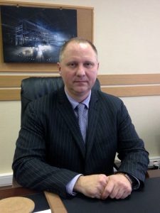 Николай Виблый, заместитель генерального директора ФБУ «Агентство автомобильного транспорта» Министерства транспорта Российской Федерации, рассказал, какие задачи призван решить онлайн-тахограф : «По данным Федеральной службы государственной статистики, автомобильный транспорт обеспечивает порядка 60% объема пассажирских перевозок в стране и порядка 70% объема грузовых перевозок. Сегодня в России насчитывается более 4 млн грузовых транспортных средств. При этом, ежегодно происходит порядка 16-17 ДТП с участием грузопассажирских транспортных средств, где гибнет более 2 тысяч человек. Основная причина таких ДТП — снижение общего уровня дисциплины перевозчиков водительского состава и нарушение требований в сфере транспортной безопасности законодательства дорожного движения. По экспертным оценкам, порядка 20% ДТП производит по причине усталости человека за рулем. В целях снижения количества таких ДТП, в Российской Федерации и внедряется система тахографического контроля, представляющая собой комплекс организационно-технических мер, направленных на обеспечение контроля за соблюдением водителями транспортных средств режимов труда и отдыха, скоростного режима и маршрута движения. В Российской Федерации осуществляется цифровая трансформация, созданная в 2013-2020 годах система тахографического контроля, путем внедрения онлайн-тахографов. Они оснащены модулем автоматической передачи информации по системе GSM и GPRS.  Пилотный проект по внедрению онлайн-тахографов решает такие задачи как отработка технических вопросов и определение возможностей передачи данных, в том числе, определение возможности, использования тахографа в качестве универсального устройства передачи данных. Тахограф как единая система упрощает обслуживание и процесс передачи информации. Преимущества онлайн-тахографа заключается в автоматической передаче данных в режиме реального времени, гарантированном контроле скорости и маршрута движения, снижение нагрузки на органы надзора и повышение эффективности контроля за счет внедрения дистанционных и автоматизированных методов контроля. Также онлайн-тахограф выступает гарантом трудовых прав водителей, не позволяя работодателю заставлять водителя перерабатывать, работая на износ. Система онлайн-тахографического контроля внедряется без непомерных затрат и гармонично интегрируется в единую интеллектуально-транспортную систему».