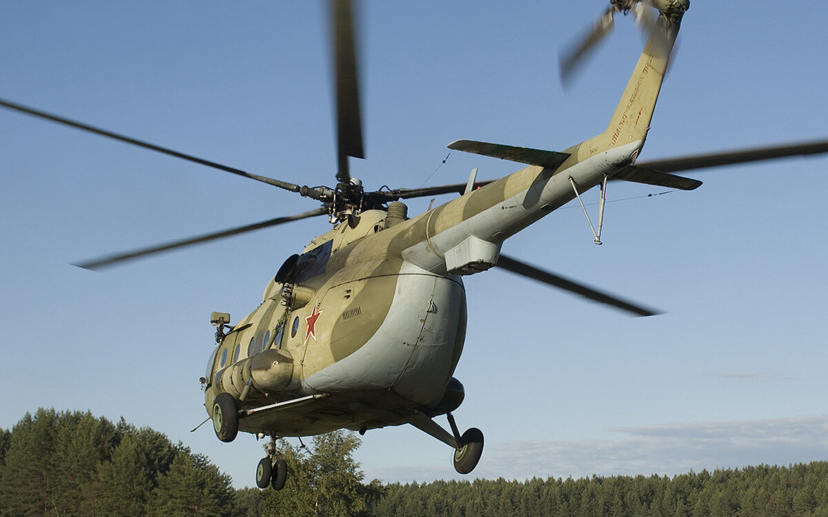 Грузовой вертолёт ми-8. Вертолет ми 8 сзади. Ми8 ми17 ми24. Вертолеты ми 6 и ми 8