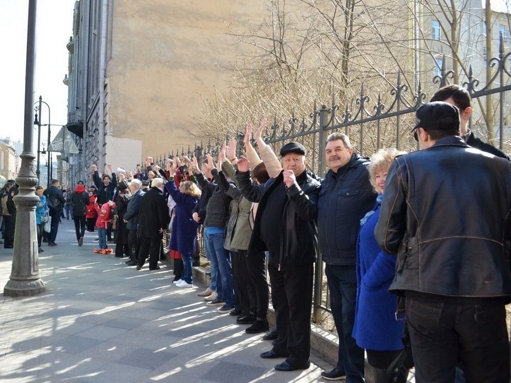 Акция "Живой щит" перед сквером в Кузнечном переулке. Фото из ВК Андрея Аксёнова