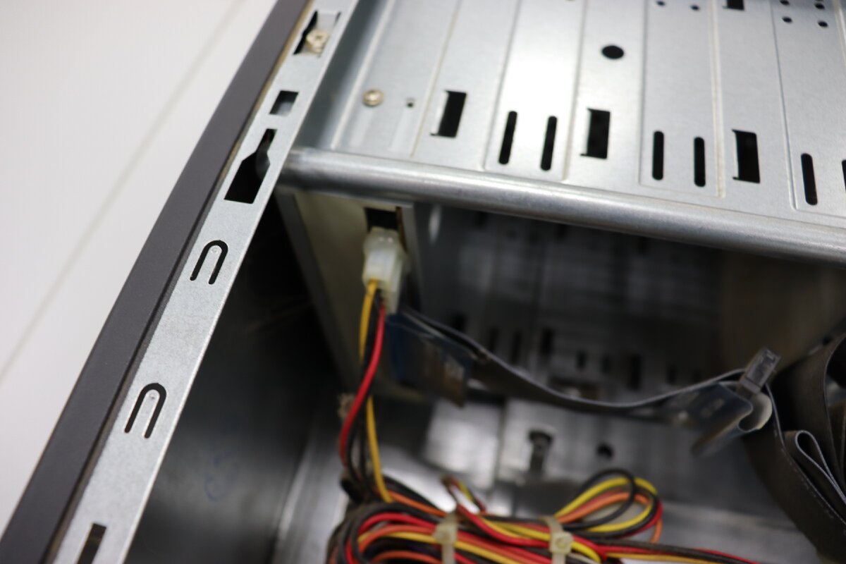 Приклеен провод питания на CD ROM  и даже IDE кабель