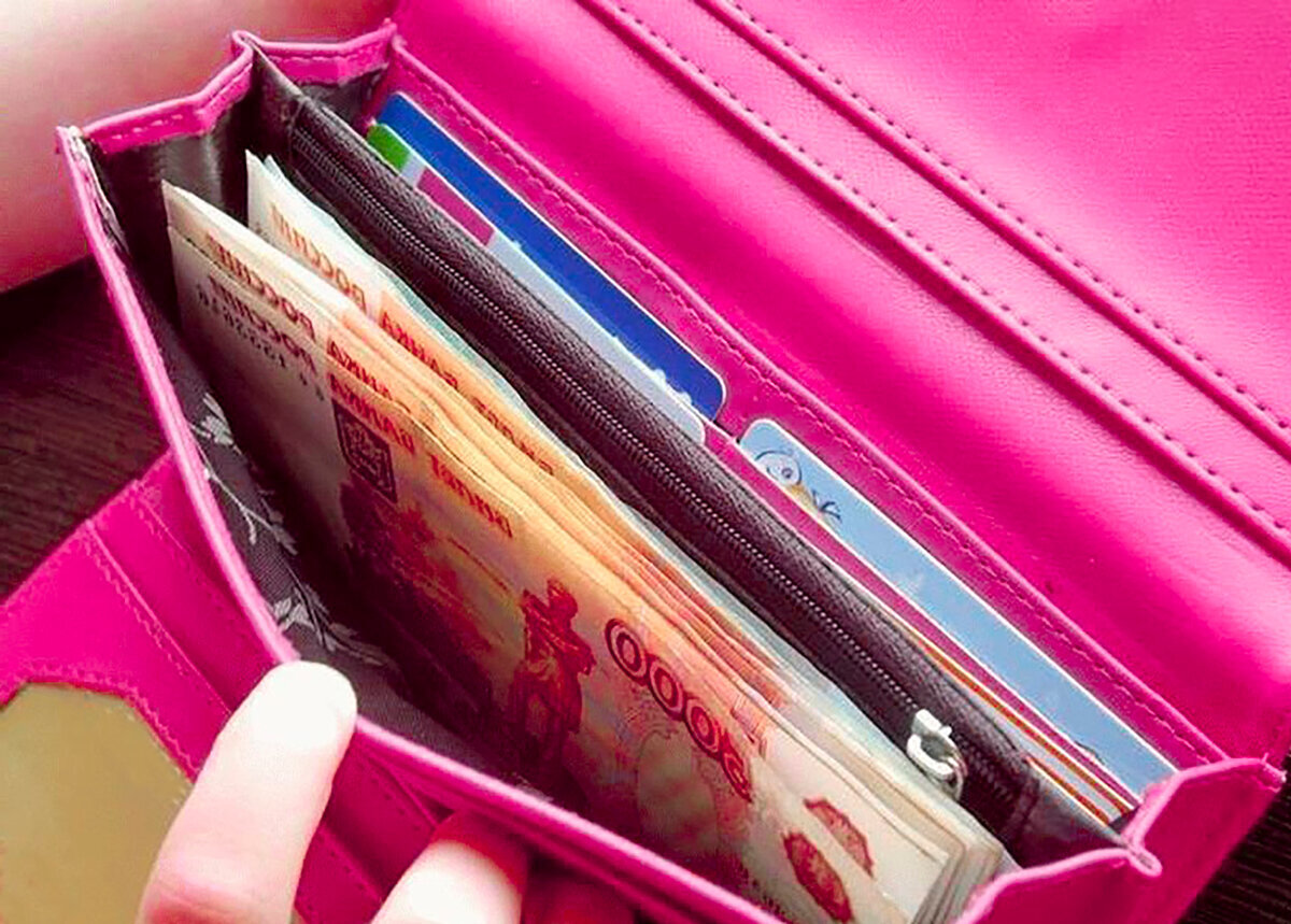 Женский кошелек с деньгами