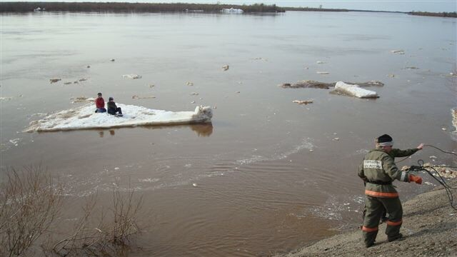 Дети катаются на льдинах. Растает лед и Иволга запоет. Пляж Котлас. Рыбалка на Северной Двине летом в районе Котласа. Я знаю точно растает лед и иволга