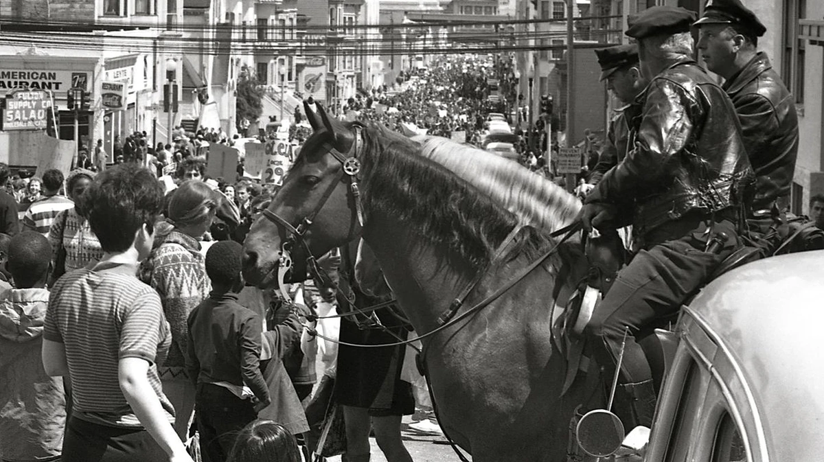 Конные полицейские наблюдают за маршем протеста в Сан-Франциско 15 апреля 1967 года. На заднем плане - ратуша Сан-Франциско |  Джордж Гарригес / WikiComons