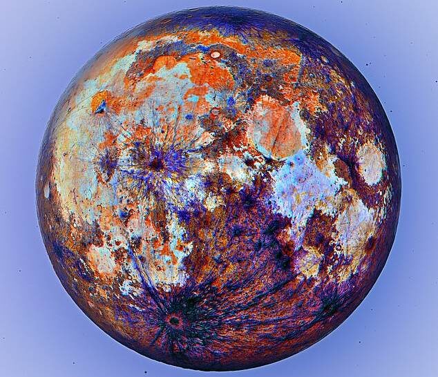 Эндрю Маккарти, известный в Instagram как cosmic_background, изменил изображение лунной поверхности, чтобы выделить то, что человеческий глаз не видит.