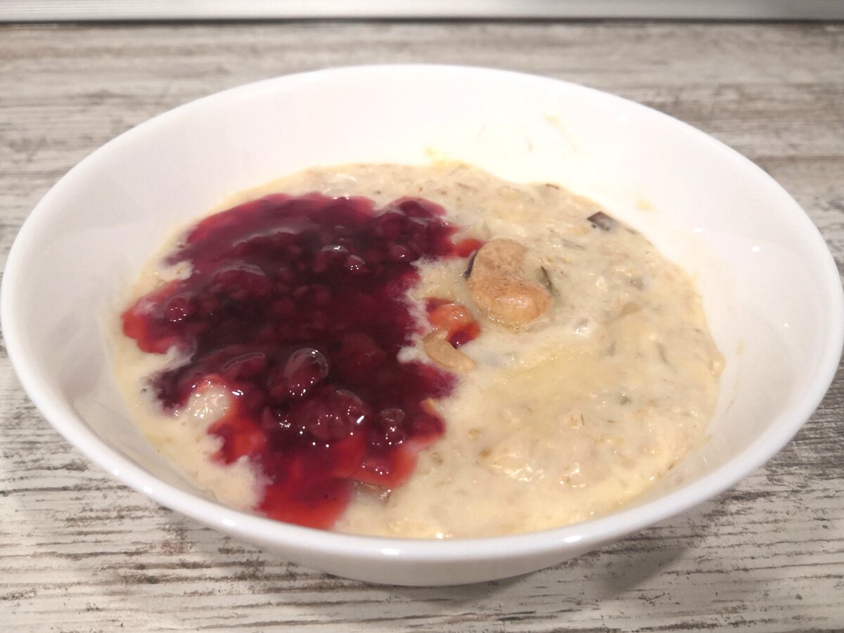 Овсяная каша с малиной, грушей и орехом кешью