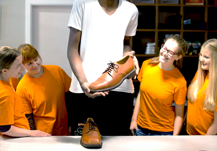 Под размер Султана обувь делают на заказ.