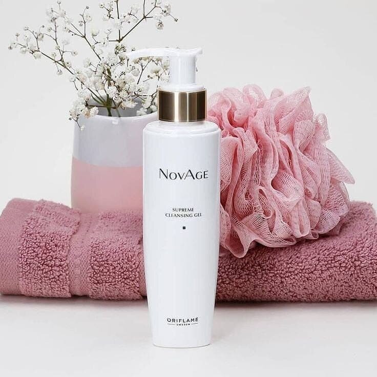 Очищающий гель-тоник для умывания NovAge. Средство 2-в-1 нежно очищает от загрязнений и макияжа, тонизирует и подготавливает кожу к нанесению сыворотки и крема, улучшая впитываемость.