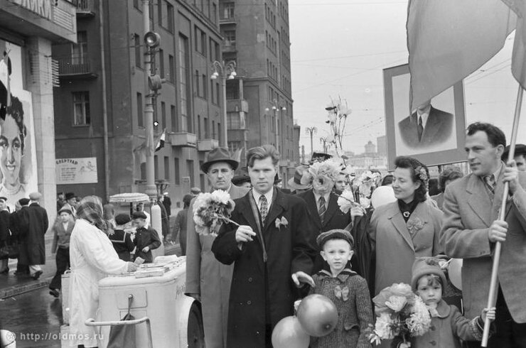 Первомайская демонстрация. Москва, 1958 год. Источник: https://maxpark.com/community/2100/content/1961404