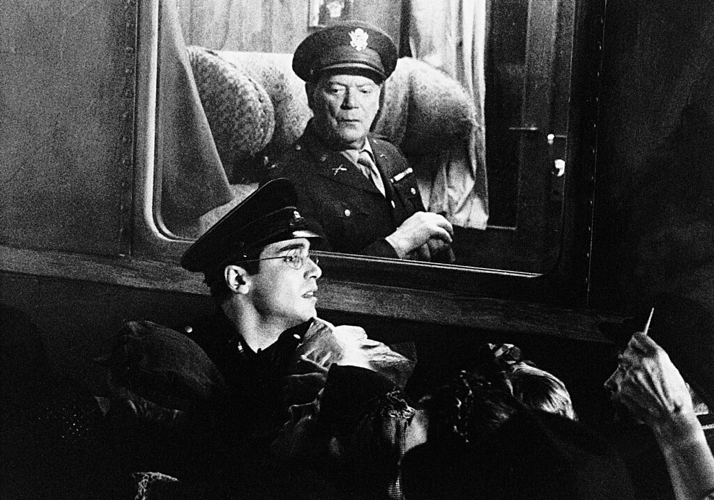 Главный герой вынужден на глазах у представителя американской оккупации выполнять диверсионное задания "Вервольфа"