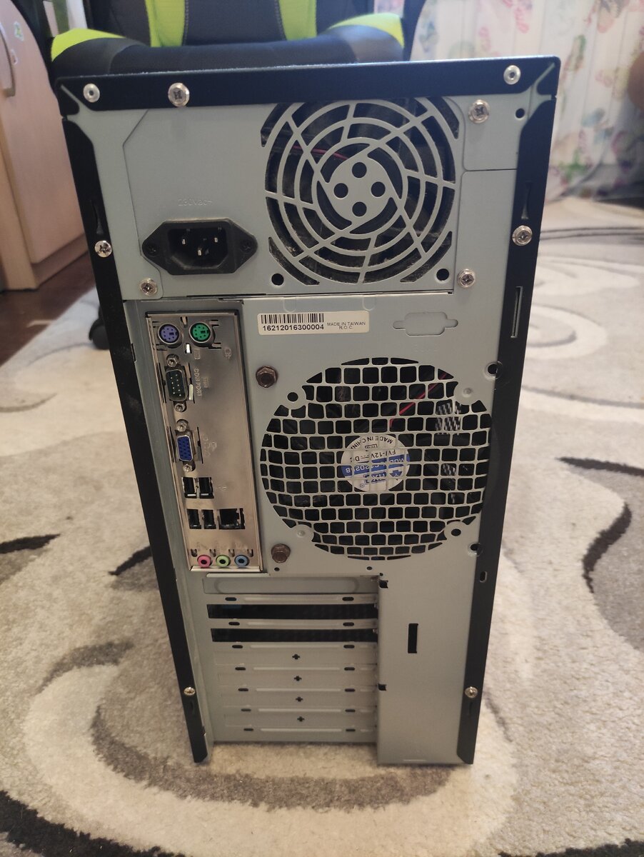 Фото старичка, вид сзади