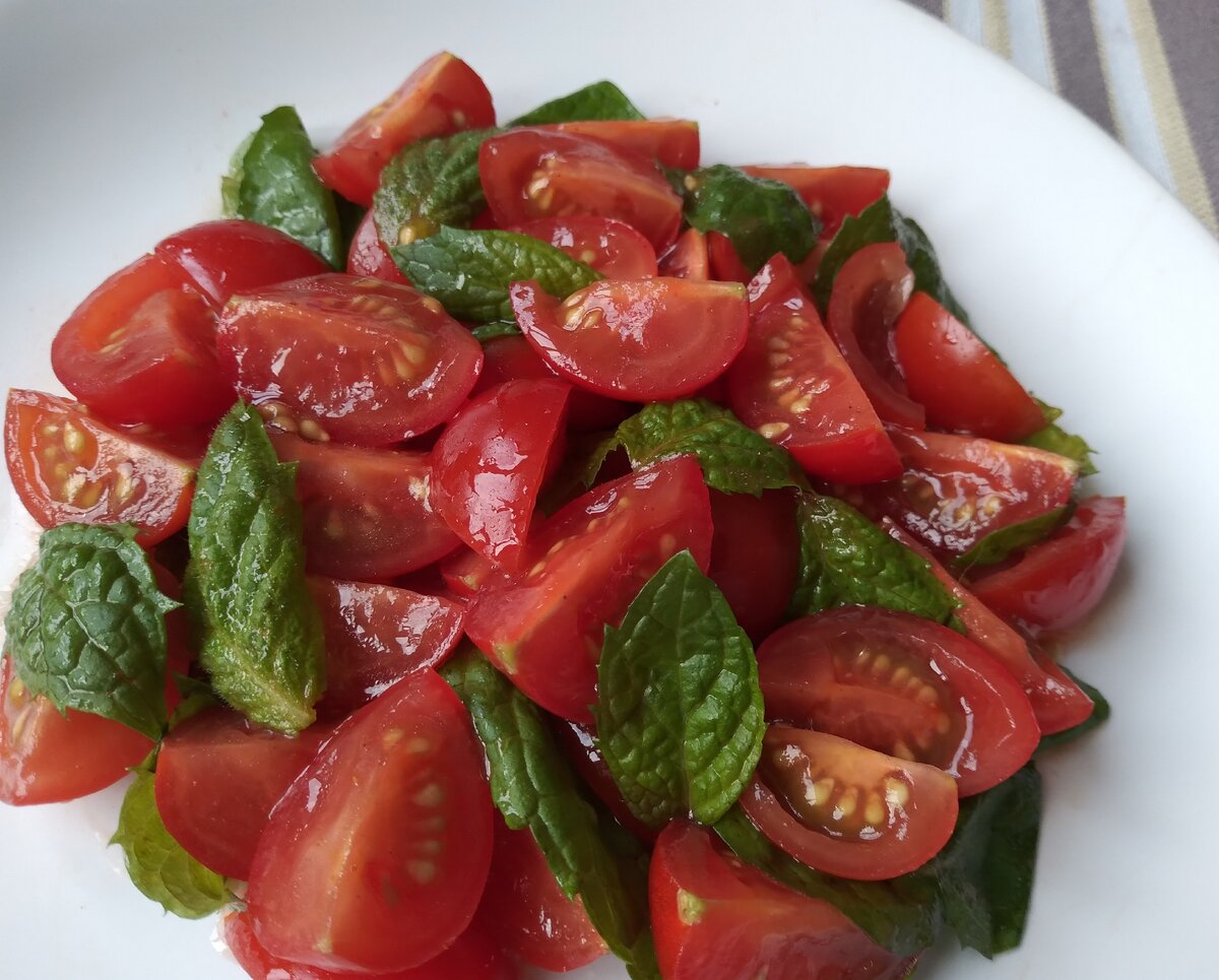 Листьев мяты должно быть больше, чем показано на фото. Настолько, чтобы на четвертинку помидора приходится листик мяты.