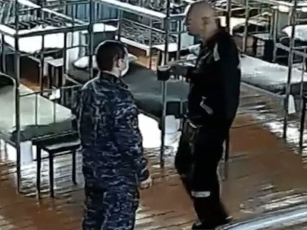 - Где блюдце волшебное с яблоком прячешь?! - Не скажу, хоть пытайте!