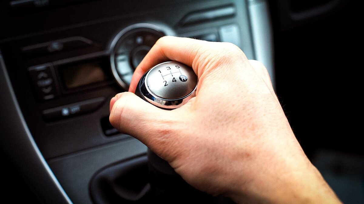 9 главных ошибок вождения на «механике»: как их избежать