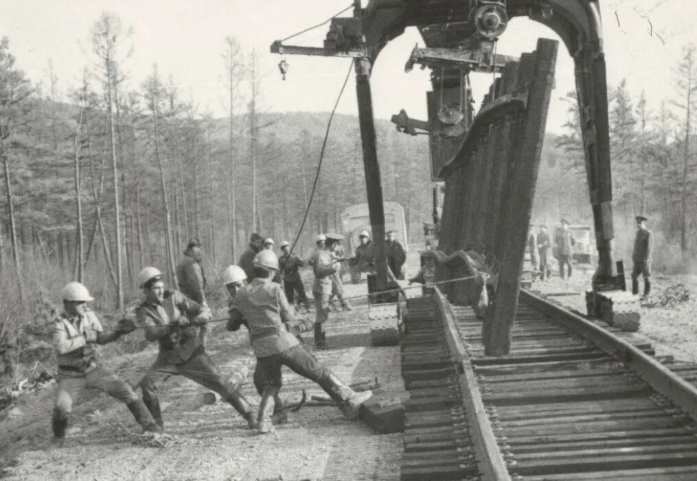 Советские солдаты на строительстве БАМа
