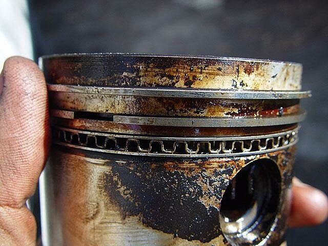 Изношенные маслосъёмные кольца