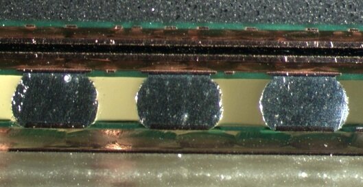 Примерно так сидит чип на плате