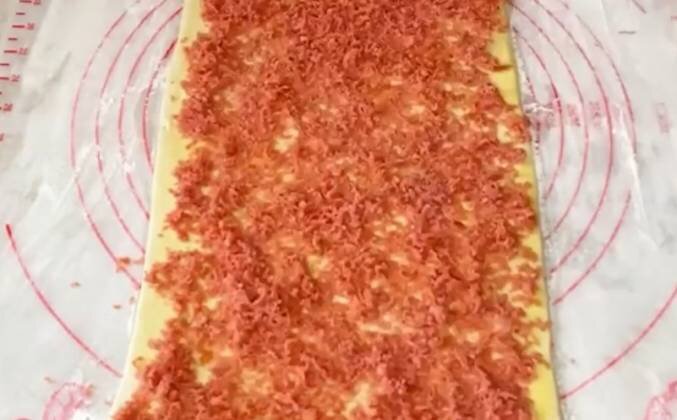 1.  Разделяем тесто на 2 части, 1 часть смазываем яйцом, натираем тертый сыр и ветчину, выкладываем тонким слоем. Накрываем вторым листом.