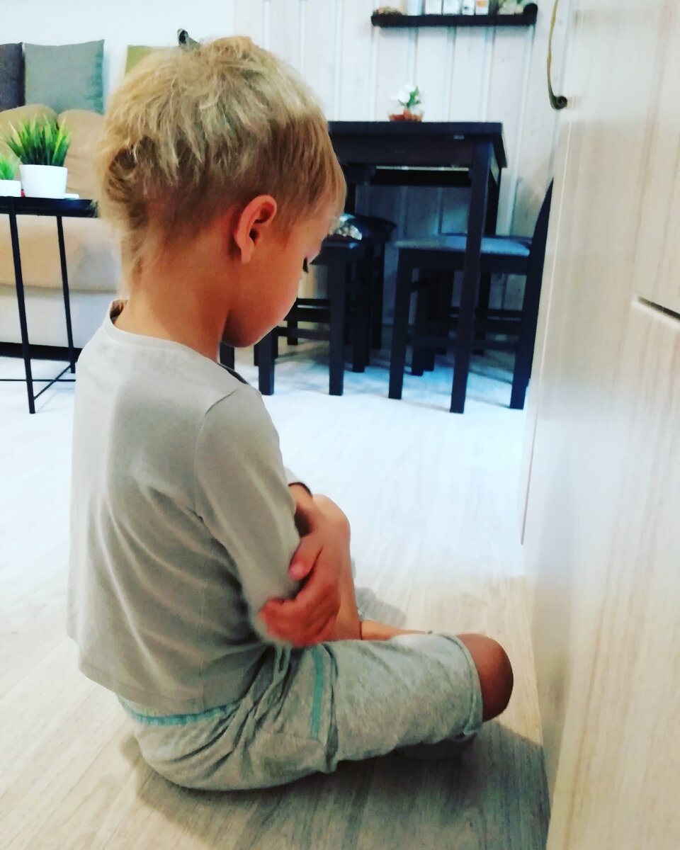 система эмоционального контроля. Часть Первая.

☝ Итак, в природе всё очень хорошо продумано, в том числе и в природе человека.

☝ Для того чтобы нам было проще ориентироваться в этом мире и умело "отделять виски от колы" у нас есть несколько инструментов:
👇
Один из них - "система эмоционального контроля".

😉 Фишка в том, что мы не всегда можем определить - ЧТО нам нравится, но мы всегда точно знаем ЧТО нам НЕ нравится.

😉 Сложность в том, что часто мы не умеем "читать" свои эмоции.

👇Например:

😐Недовольство
- то что первое "дергает нас за нос".

😒 Зависть
- "указатель" на области нашего недовольства.

🤝 вместе они прекрасные инструменты для 🌟 трансформации:
👇
🔸Зависть показывает нам, что НАШИ ЖЕЛАНИЯ уже РЯДОМ и готовы "зайти" в нашу жизнь.
🔸Недовольство, по методу Б. Спока, показывает КАК их получить.
👇
Вот позавидовали мы чьей-то машине, отпуску...

⃣сразу отмечаем - если позавидовали,
🔹значит - заметили (ЭТО попалось нам на глаза)
🔹значит не так уж ЭТО далеко от нашей возможной реальности (рыбак рыбака...) 👉
🔹🙏 поблагодарили, "отметили" возможность.

⃣ но тут же "прилетает" недовольство собственной ситуацией...
🔹и тут, как раз, метод Б. Спока - "всё наоборот"- просто "развернуть" недовольство в другую сторону
🔹Например:
💡чего я хочу на самом деле?
💡 И, следом, что я делаю для этого? /что я могу сделать для этого?

😁После такого "разговора", лично у меня:

🔸 Зависть становится не такой завистливой

🔸А недовольство - не таким уж Недовольным. 🤣🤣🤣

🙃Другими словами:

(ЗАВИСТЬ)-как чувство голода -не повод ложиться и умирать (НЕДОВОЛЬСТВО) 😅

☝А лишь повод порадоваться тому, что сейчас твой организм полностью готов переваривать любимую пищу.🥞

☝ А это значит, что самое время:
🔸 подойти к холодильнику
🔸открыть его
🔸и подумать: "чем же я сейчас хочу и могу себя побаловать?" 😍🤩

💡Ну вы поняли, да, аналогию? 😉

☝Следом может включиться вторая эмоция из системы эмоционального контроля:
👇
😱СТРАХ (Например, потолстеть)😅

... Но это уже история второй части... 😉

... А пока - С любовью "встречайте" чувство голода... И с удовольствием "открывайте холодильник" 🥰

#101пост #21 #путьразвития #акмеология # акмеолог #школа_акмеологии