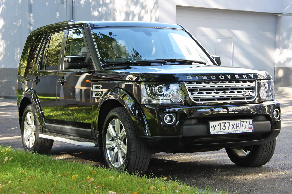 Знаменитый внедорожник «Land Rover Discovery» от известного производителя пережил очередной рестайлинг, затронувший не столько внешний вид автомобиля, сколько его внутреннюю силовую установку.