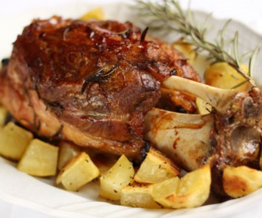 Рецепт жаркого из свиной рульки с картофелем.