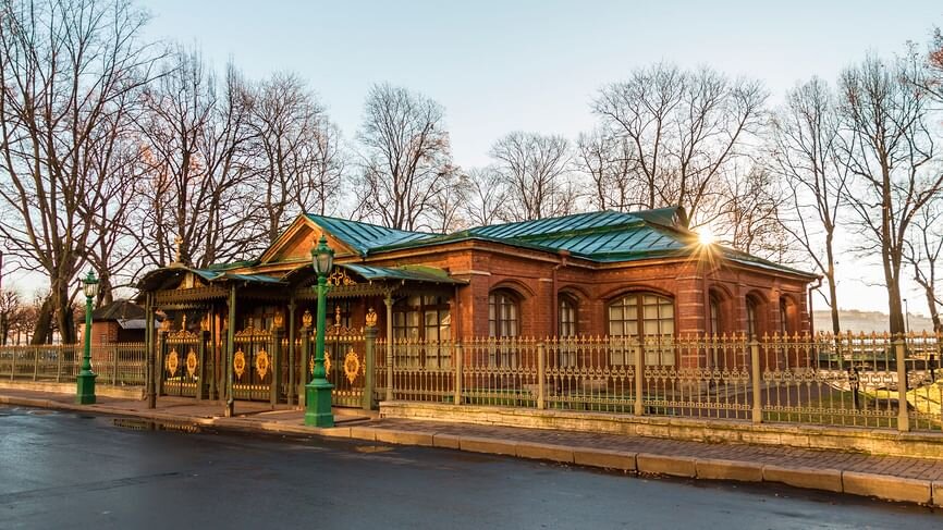 ДОМИК ПЕТРА I НА ПЕТРОВСКОЙ НАБЕРЕЖНОЙ САНКТ-ПЕТЕРБУРГА. ФОТОГРАФИЯ: ANDREA RUDI / ФОТОБАНК «ЛОРИ»