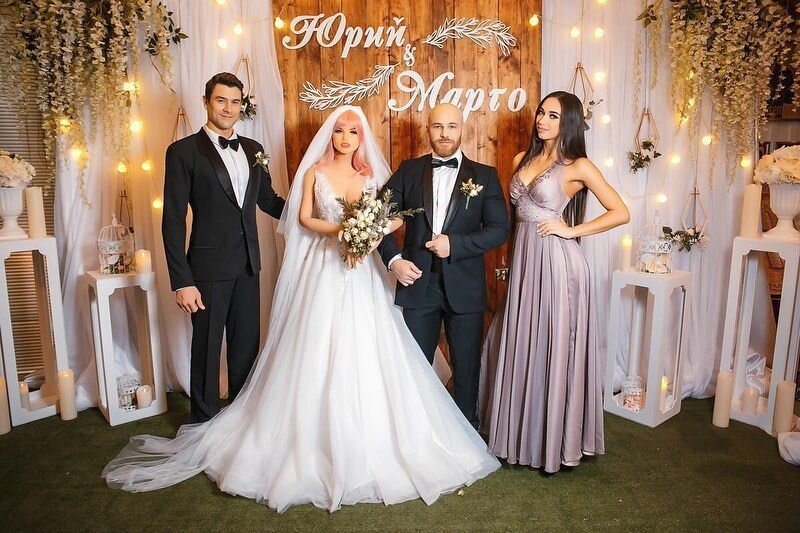 На свадьбе Юрия и латексной Марго не хватало большого торта и первого танца. Гости были в основе экстракта грейпфрута настроении. Как добавил мужчина, семья принимает его отношения.