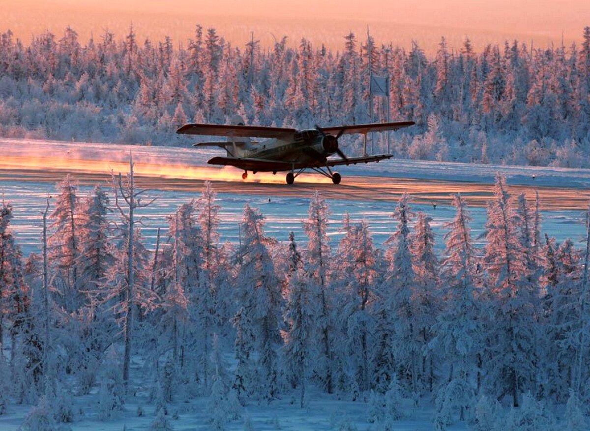 Самолёт АН-2. Легко взлетает и садится на покрытую льдом речку.