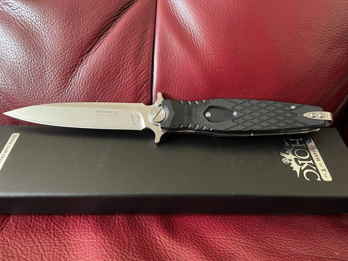 Материал клинка — D2. Данная сталь одна из наиболее популярных ножевых сталей в мире. Она отлично держит режущую кромку острой и обладает неплохой ударной вязкостью.