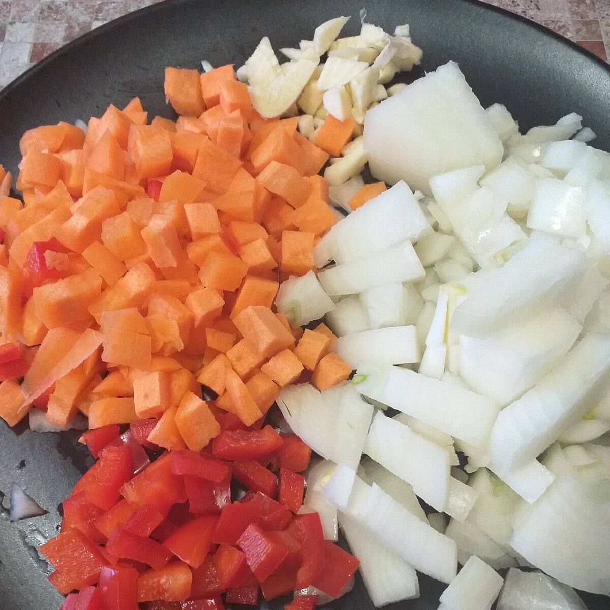 Овощи нарезаем средним кубиком