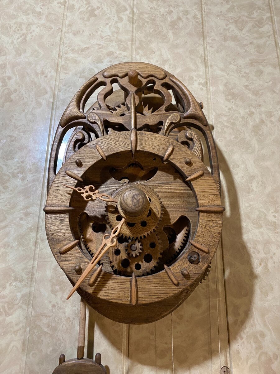 Маятниковые часы из дерева.