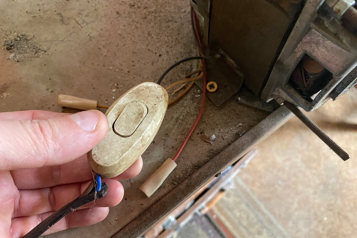 Включатель от светильника справляется без проблем.