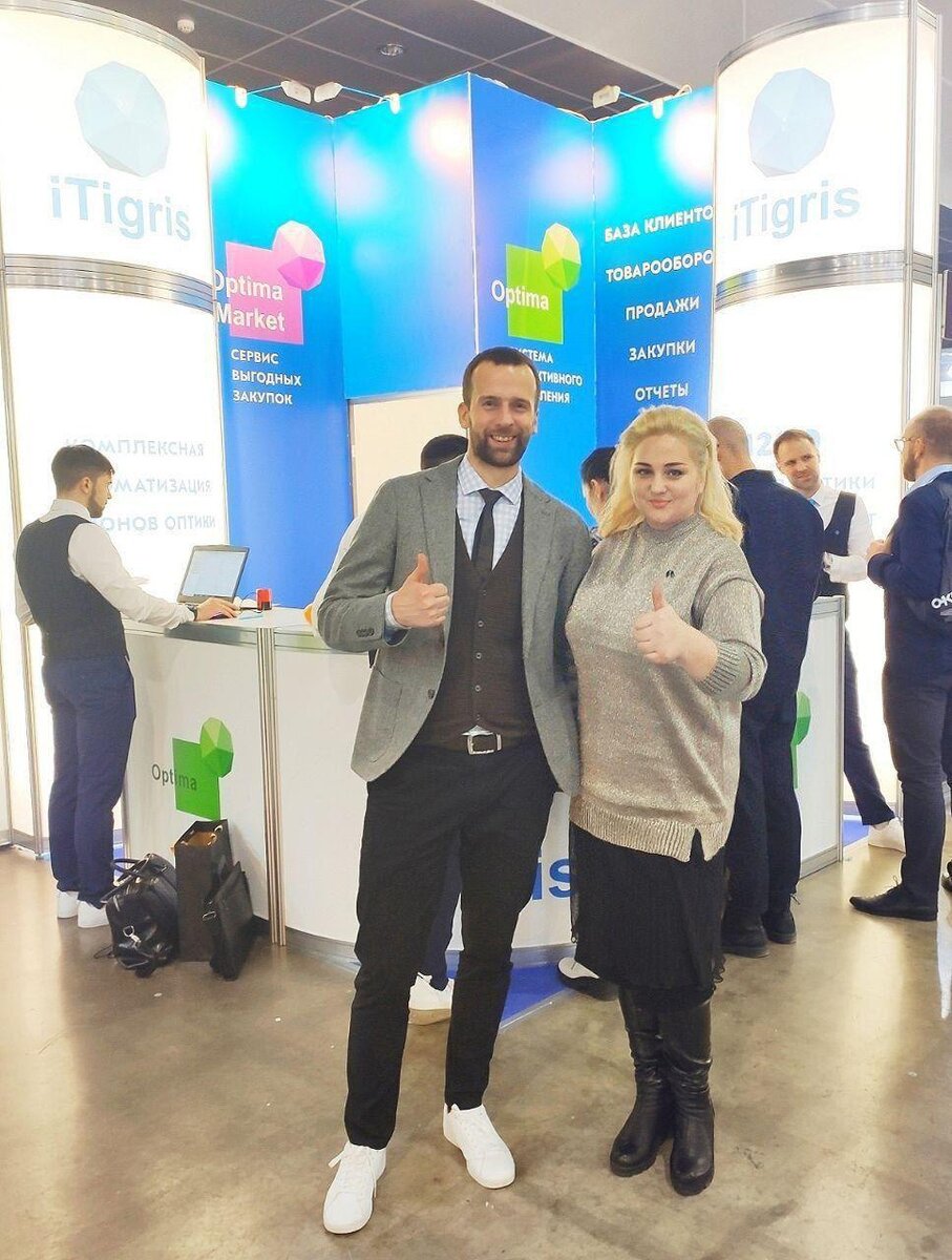 Я, Елена Дмитренко, и Николай Николаев на оптической выставке MIOF