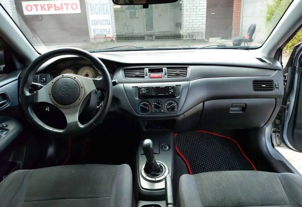 Салон прост, но удобен.