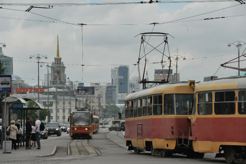 Екатеринбург. Отличный ракурс, самый центр большого города. Вот как раз я и ехал вниз в сторону площади 1905 года, в трамвае, который движется справа на фото.  Фото из открытых источников.