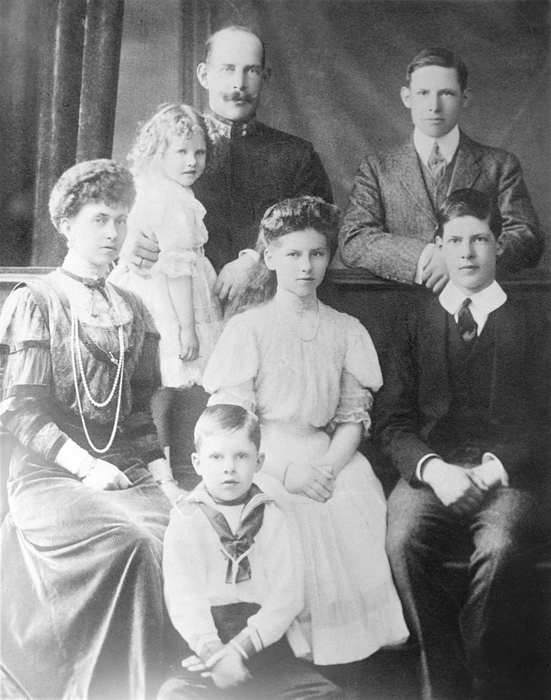 Принцесса Ирина с родителями, братьями и старшей сестрой