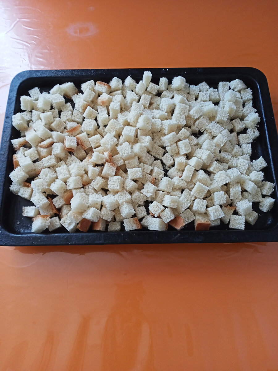 Нарезанные кубики хлеба