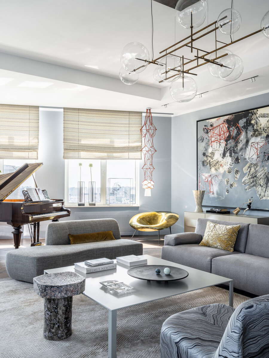 Гостиная. Диван Soho, Flexform; журнальный столик и диван слева, Molteni & C; керамический столик по дизайну Елены Ореховой из галереи Savour Design; круглое блюдо, 101 Copenhagen; люстра, Gallotti & Radice; рояль, Petrof; римские шторы из текстиля Kravet сшиты в Kado.