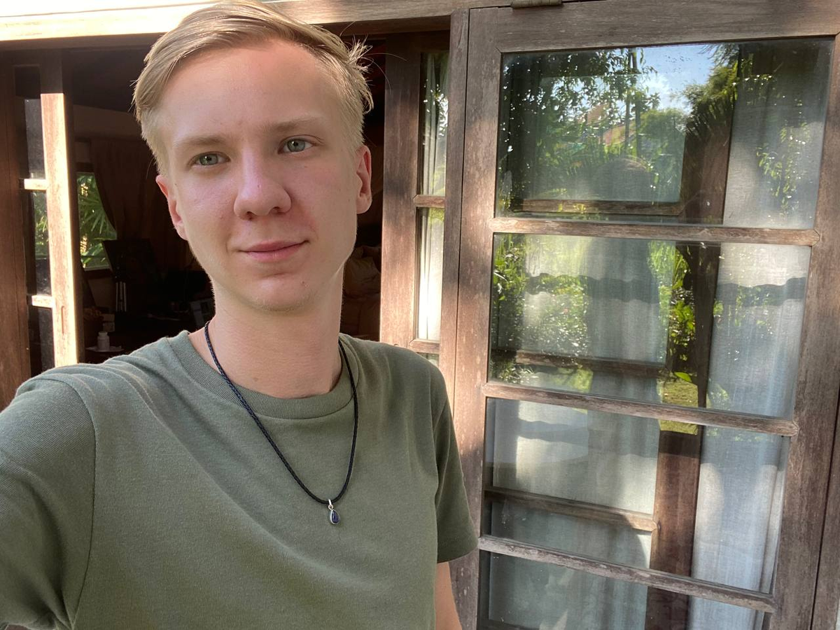 Для начала представлюсь! Меня зовут Макс, в 17 лет я улетел из родного города Тольятти жить в Китай, нашёл себе много знакомых из разных уголков планеты и узнал много особенностей жизни в разных странах. 