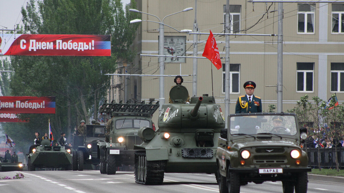 Парад  в  городе-герое Донецке (Сталино). 9.05.21.  Фото  из  открытых  источников.