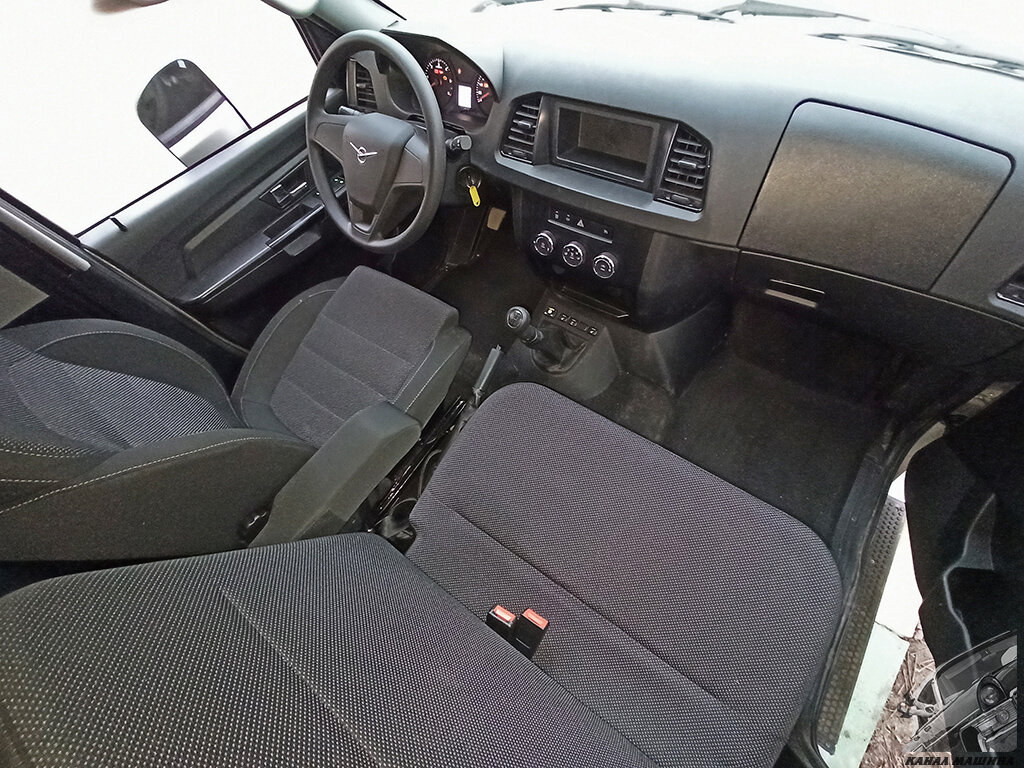 ... но трансмиссионный кожух менее широкий, а вместо отдельного пассажирского кресла стоит нерегулируемая "лавочка", способная вместить двух пассажиров умеренной комплекции 