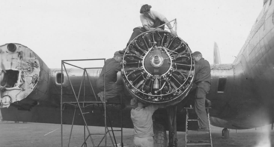 Наземный экипаж обслуживает двигатели B-17.