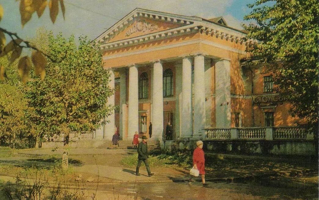 Дворец культуры Бокситогорск. ДК города Бокситогорск. Бокситогорск СССР. Ленинградская область город Бокситогорск ул. Школьная.