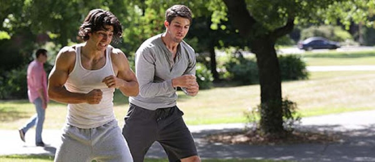 Исполнитель главной роли из первого фильма Джордж Костурос (слева) заметно подрос и опять на своём месте. 