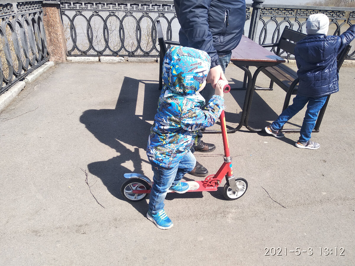 Вадя на самокате